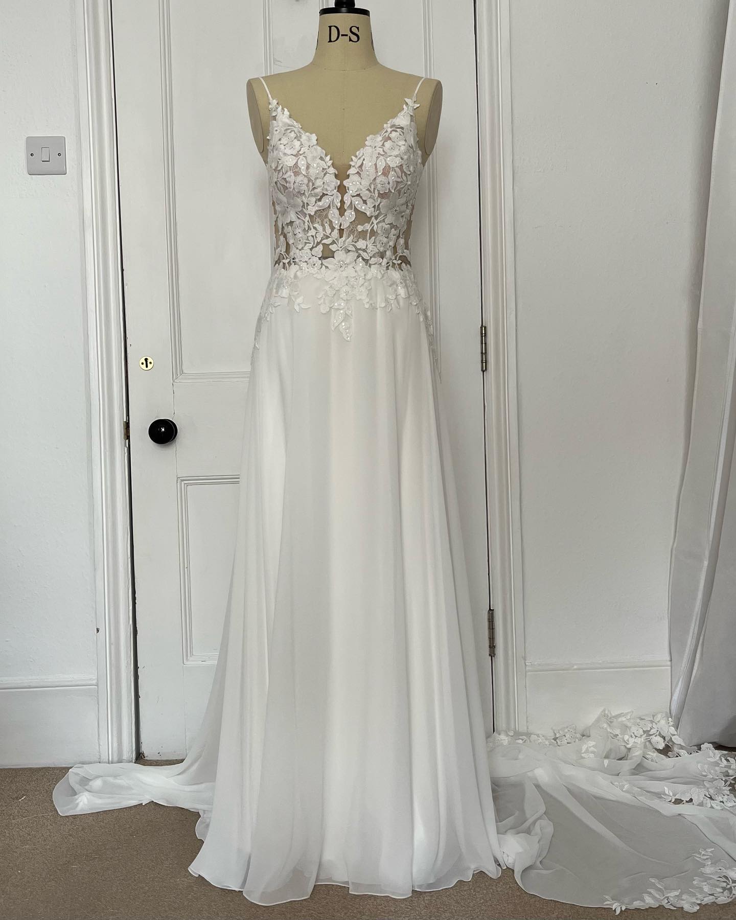 runhufu A-Line Chiffon Illusion Bodice Backless Beach Wedding Dresses for Women Appliques Unique Tail Summer Boho Bride Dress