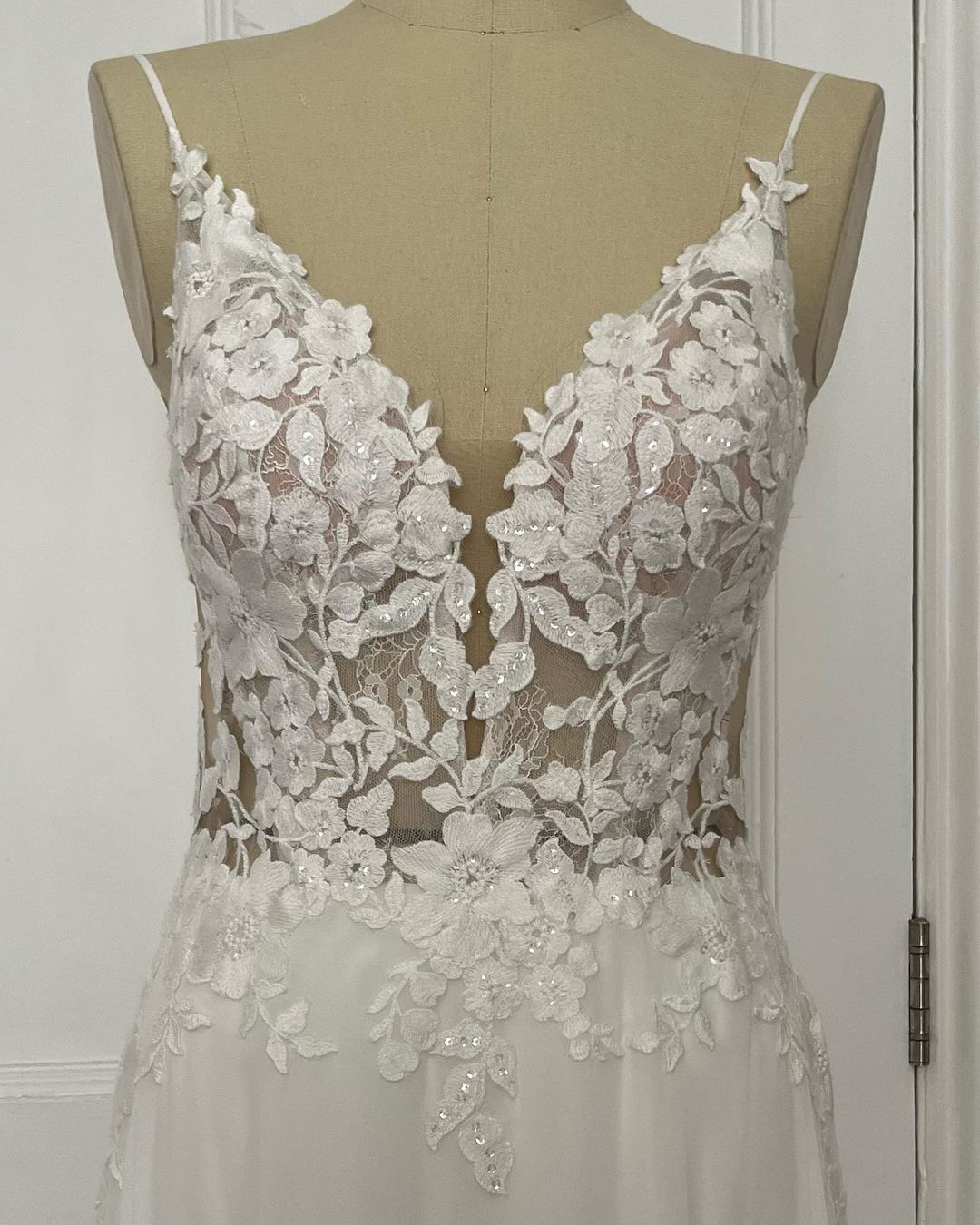 runhufu A-Line Chiffon Illusion Bodice Backless Beach Wedding Dresses for Women Appliques Unique Tail Summer Boho Bride Dress