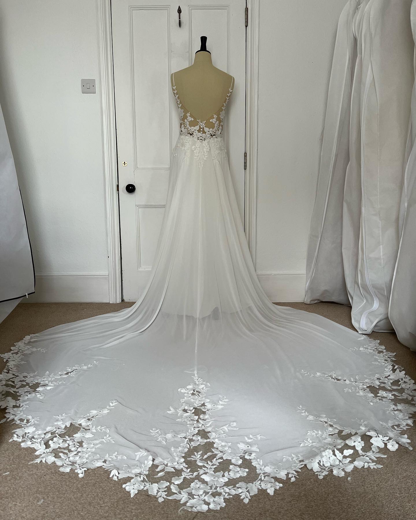 runhufu A-Line Chiffon Illusion Bodice Backless Beach Wedding Dresses for Women Appliques Unique Tail Summer Boho Bride Dress