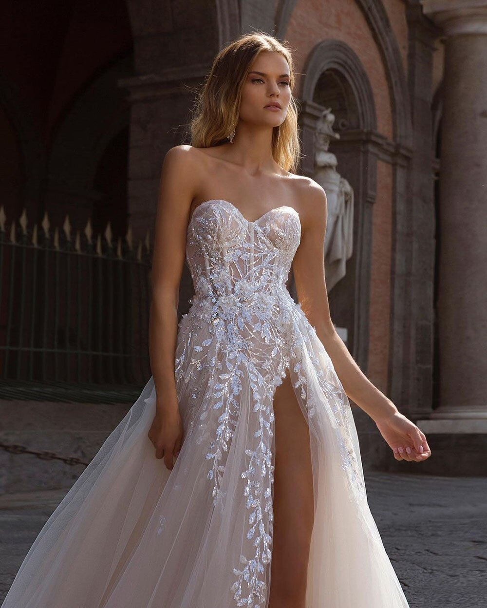 runhufu Boho High Side Split Wedding Dresses Lace Appliques Sweetheart A-Line Bride Dress Sleeveless Princess Bride Gown