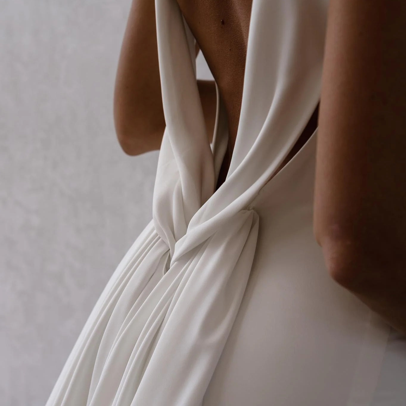 Runhufu Deep V Neck Crepe Detachable Train Mermaid Wedding Dress 2023 Plain Sleeveless Open Back Simple Bridal Gowns Elegant