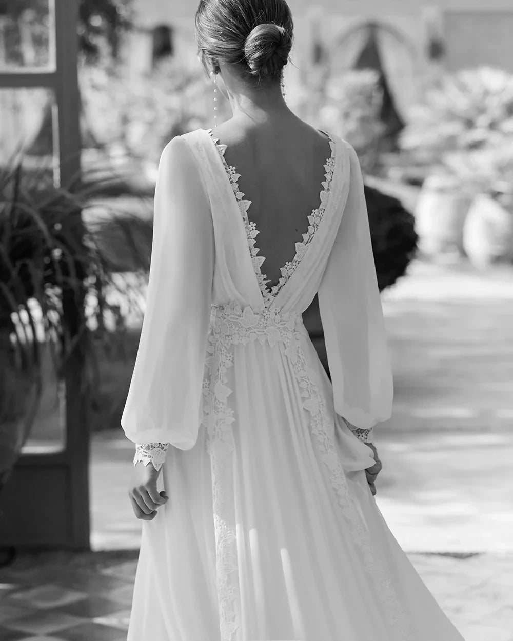 Runhufu Lovely White Wedding Dresses 2024 Long Sleeves Bridal Gowns Beach Bride Dress Boho Lace Back Out Wedding Gowns Round Neck