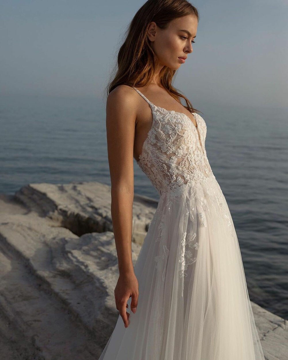 Runhufu Aviana Boho Lace Appliqué V-Neck Wedding Dress For Women A-Line Sleeveless Tulle Sweep Train Bridal Gown Robe De Mariée
