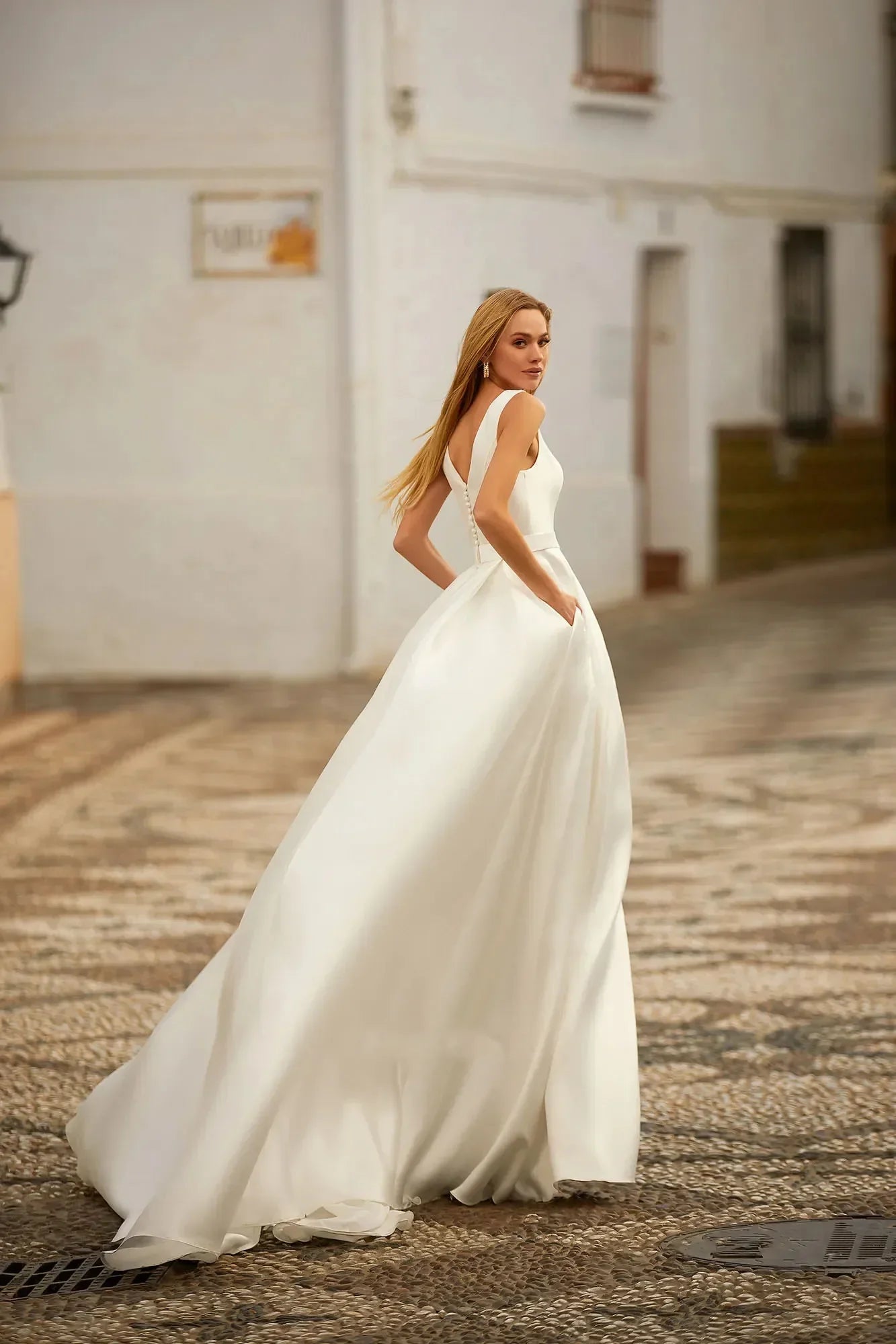 Runhufu Vestido de novia 2024 Deep V Neck Wedding Dresses Sleeveless Pleat Satin Sweep Train Long Bridal Gown ?????? ?????
