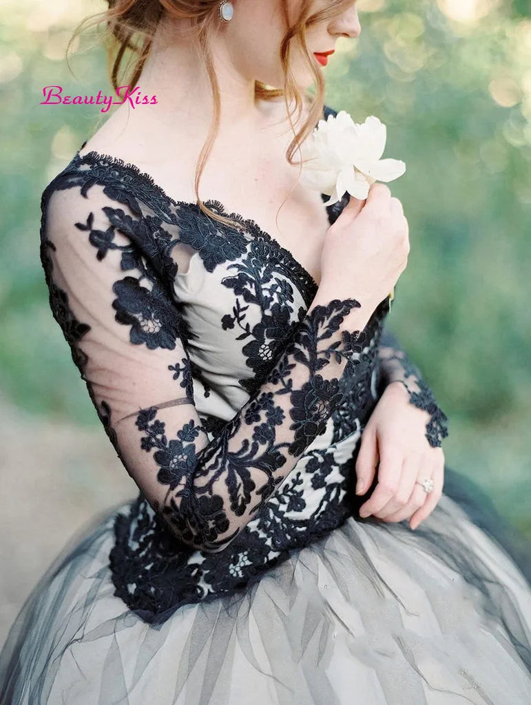 Runhufu Sleeves Halloween Wedding Dresses Black Appliqued Bridal Dress Sexy V-Neck Backless Tulle Wedding Bridal Gowns