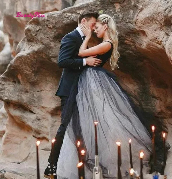 Runhufu And White Tulle Wedding Gowns V-Neck Sexy Backless Long A-Line Bridal Gowns robe de mariee Halloween Wedding Gowns