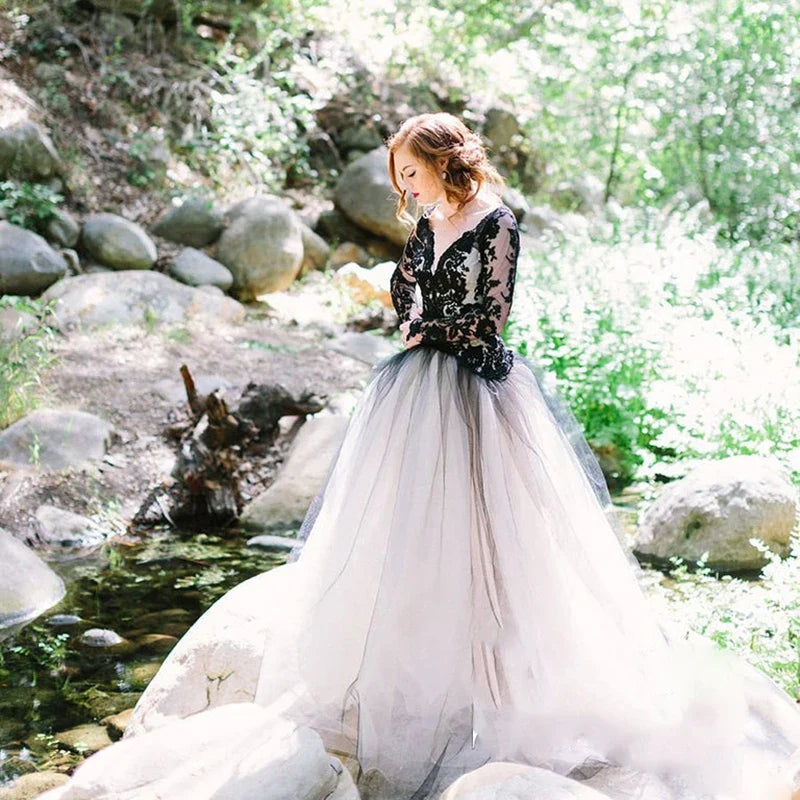 Runhufu Sleeves Halloween Wedding Dresses Black Appliqued Bridal Dress Sexy V-Neck Backless Tulle Wedding Bridal Gowns