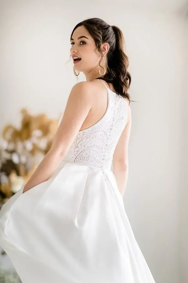Runhufu Elegant White A-line vintage sleeveless wedding Dress with pocket pendant lace Decal Beach Photography Bridal Dress New